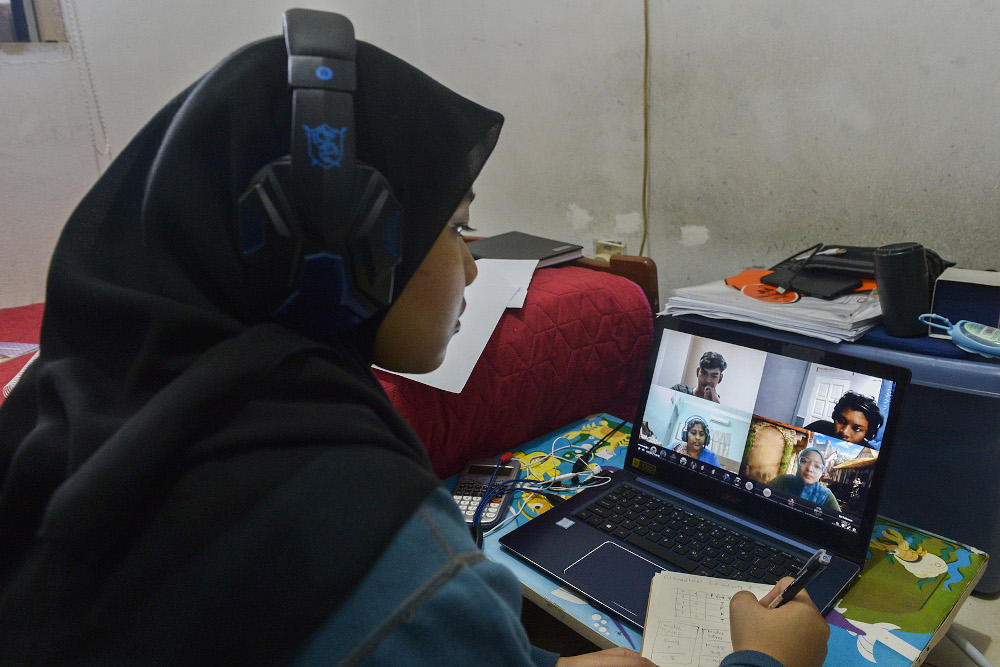 Announcement from Malaysia’s Education Ministry allowing 71 schools in Kuala Lumpur and Selangor to switch to home-based learning from May 26 to 28 due to the 46th ASEAN Summit.
