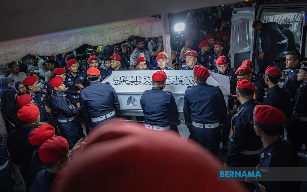 9 FRU officers were laid to rest peacefully at the Kampung Kepayang Islamic Cemetery, Fair Park.