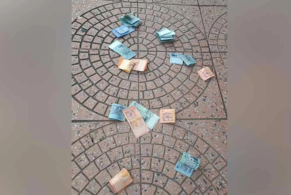 Money belonging to Wan Shahrul was found dropped in front of Mr Heng's shop.