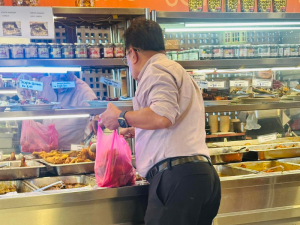 Kind man feeds strays by purchasing 20-30 pieces of fried chicken from mamak restaurant