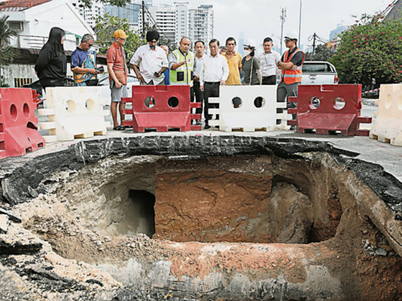 Three roads closed due to sinkhole in Cheras – road diversions cause heavy congestion