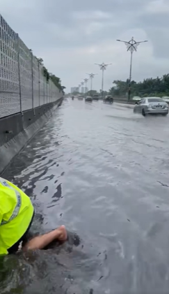 Drain at the road was clogged, and the police officers stepped up immediately. 