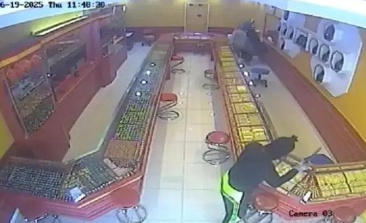 Robber attempts to rob a goldsmith shop by throwing chili powder at staff, before taking his machete out and smashing the glass.