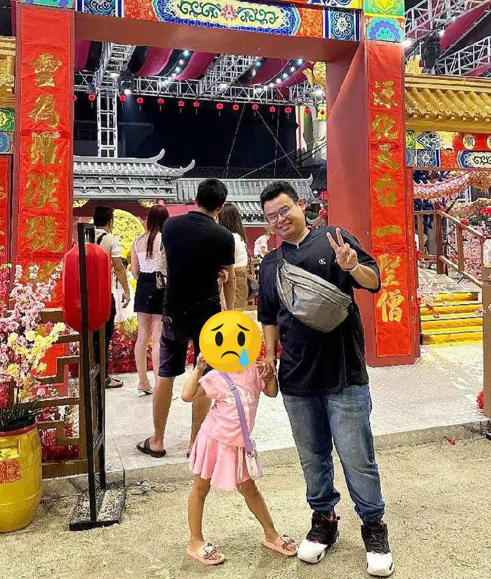 Chan Yong Kang works 2 jobs and travels everyday from JB to S'pore in hopes of giving his 5yo daughter a better life.