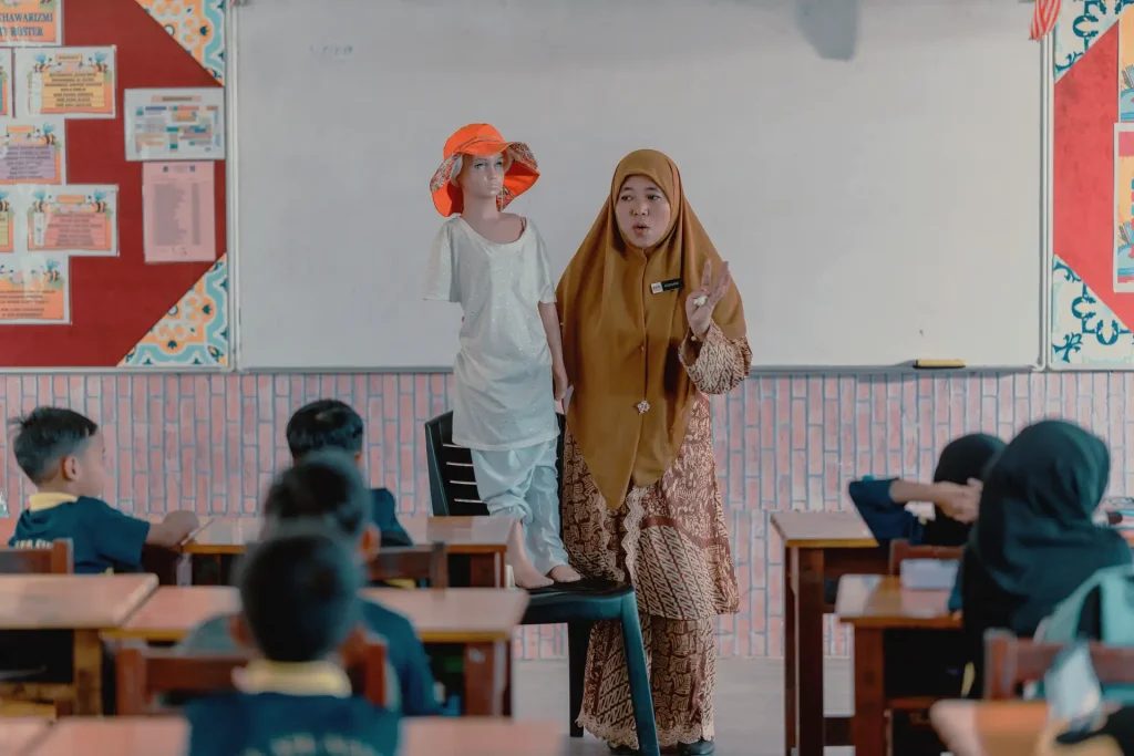 Cikgu Rohani composed her own song in Bahasa Kelantan in the lesson