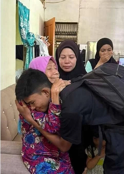 Naufal was hugging his familiy