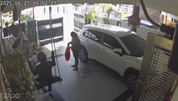 M’sian Grab Rider Swings into Childhood Memories on Customer’s Swing