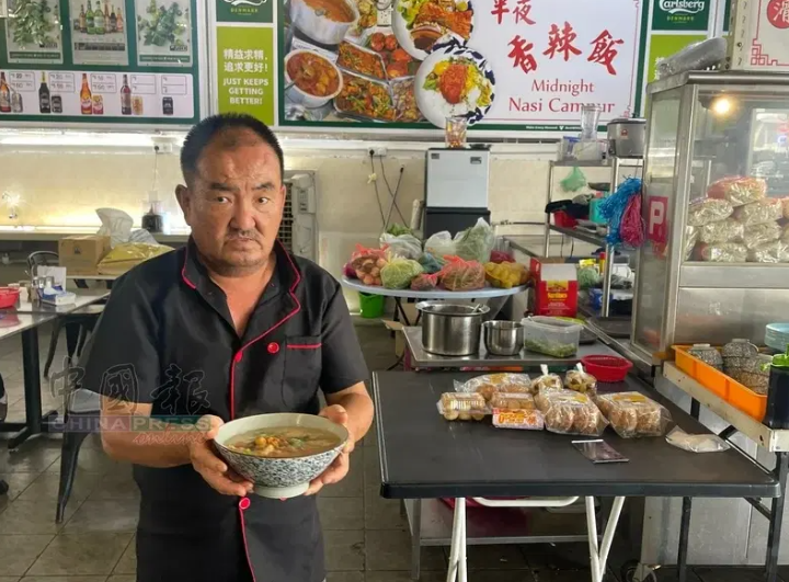 Prior to hiring Ah Tat, he has come by his shop multiple times asking for a job so he could earn a basic living.