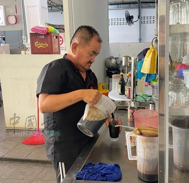 While Ah Tat makes mistakes occasionally, Cheong remains patient and often encourages him to try his best, after all we are all humans.