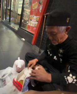 Stranger woman's kind act of buying a meal brings elderly man to tears