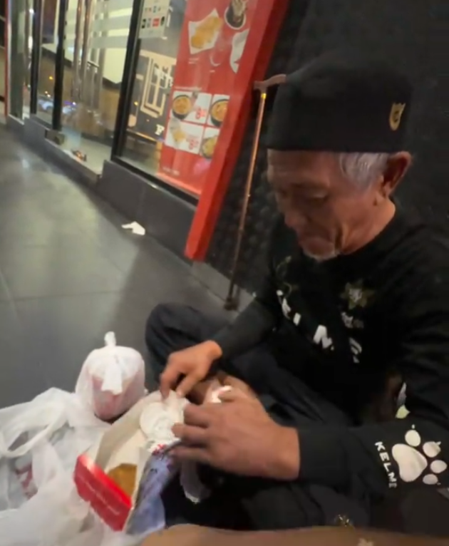 Malaysian woman’s kind act of buying a meal brings elderly man to tears