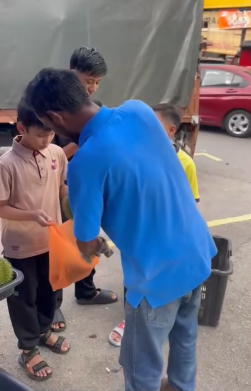 The durian seller gave them an extra durian for free.