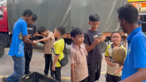 Kind M'sian durian seller surprise children with free Musang King after they couldn't afford