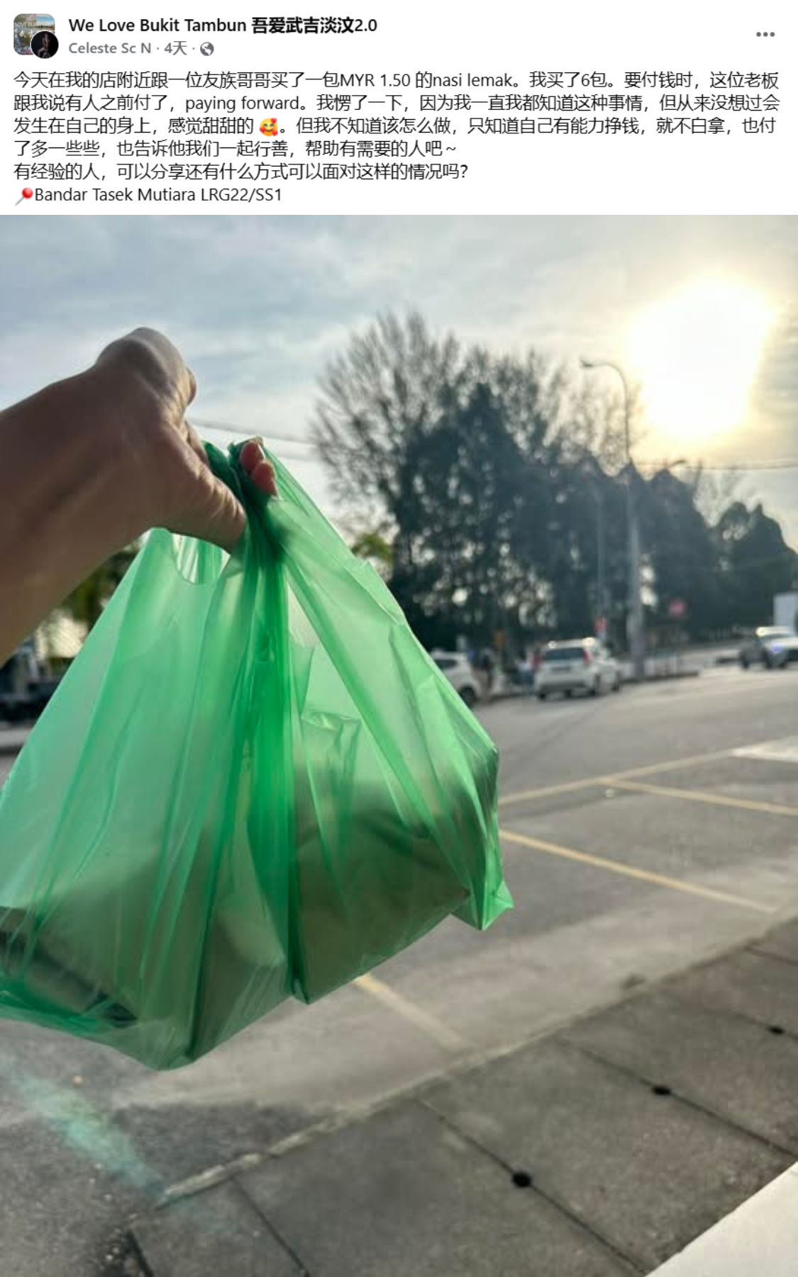 The customer shared her pay it forward experience online after receiving the gesture when buying nasi lemak at a roadside stall