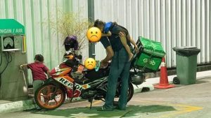 M’sian delivery rider seen changing baby's diaper at Petrol Station