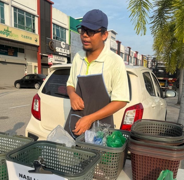Fazli operates his stall at Bandar Tasek Mutiara and offers affordable food
