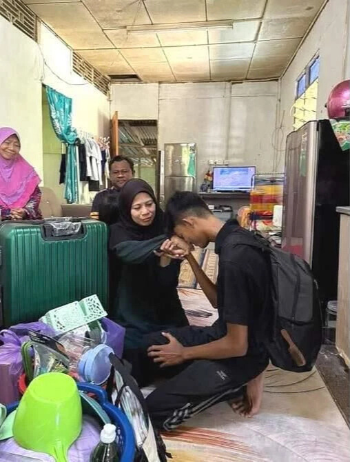 Naufal shook hands with his family