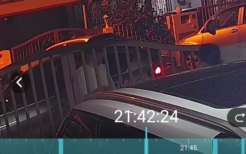 A man visited Jessy late at night, decided to buy some pineapple cakes for his late wife
