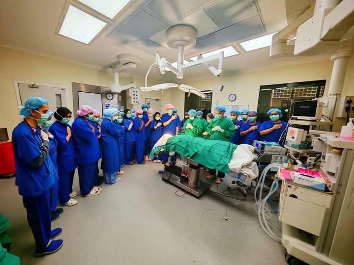 Tawau Hospital staff stand in solemn silence before the corneal donation procedure of the late Darna Tajudin, honouring her final act of giving