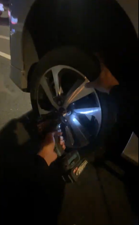 abang rider helped the driver loosen the bolts of his tyre