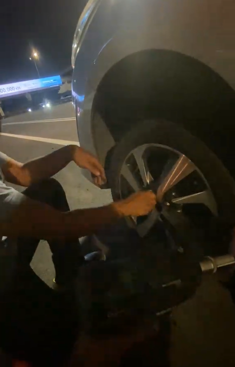 A Grab rider helped an e-hailing driver on the highway