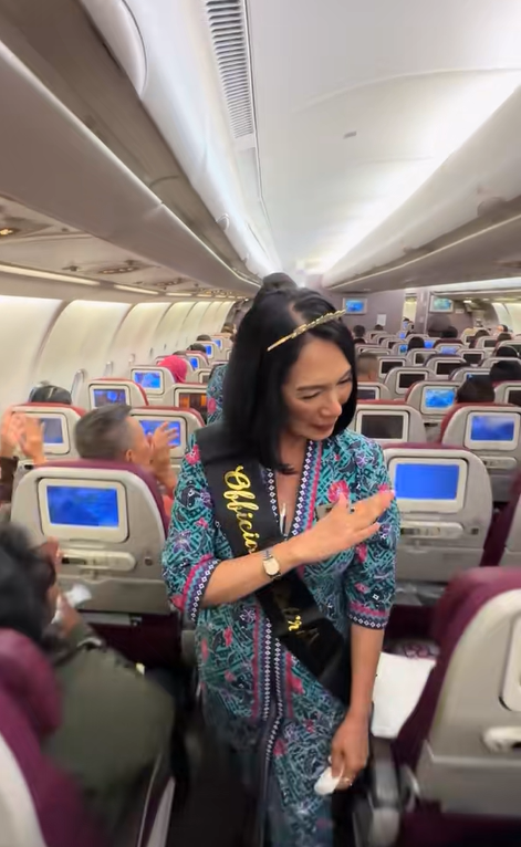 Zuhaimi Hashim receives applause from passengers as she takes her final walk down the cabin aisle