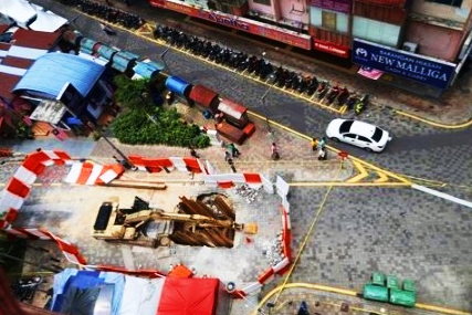 Tragedy struck on Surya's family when a sinkhole suddenly appeared and Surya's mother was instantly swallowed under the ground. Despite the authorities' best efforts, his mother's body was never recovered.