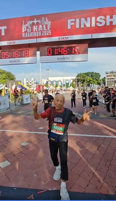 The image shows Ong Kim Hwa finishing his 10KM run in just 1 hour 46 minutes