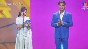 bella astillah presents hottest female award to sophia albarakbah anugerah melodi terhangat