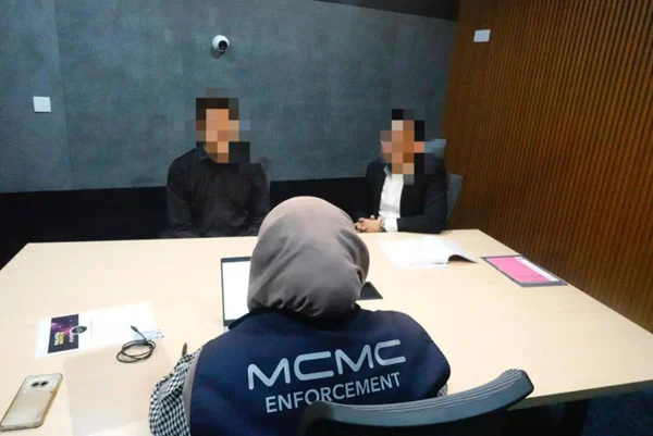 mcmc summons two influencers over alleged disrespect of national anthem negaraku