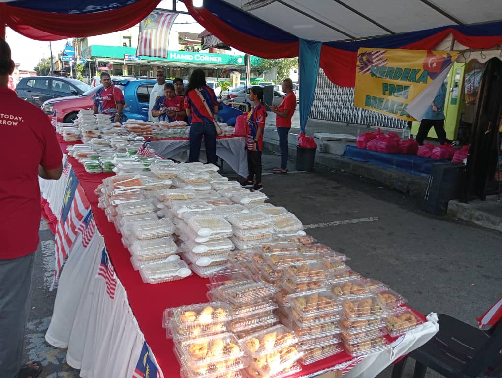 The meals were neatly packed and prepared for distribution in Skudai, Johor