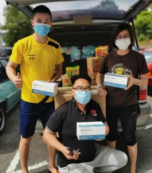 During the pandemic, Chen Tang Jie and his mother donated medical supplies and food aid to families in need