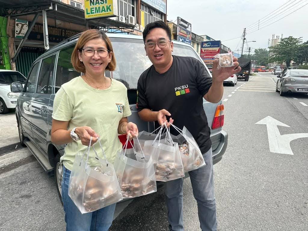 Chen's mother was distributing homemade mooncakes to the elderly and needy ahead of the Mid-Autumn Festival