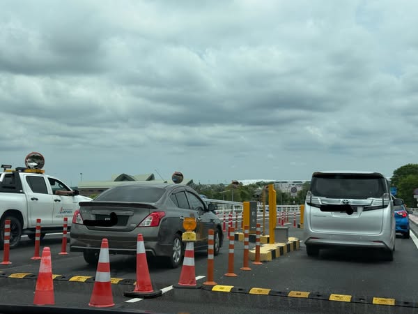 Vehicles entering the new KLIA entry lanes, where a minimum RM30 balance in Touch ‘n Go is required, or credit card can be used as an alternative
