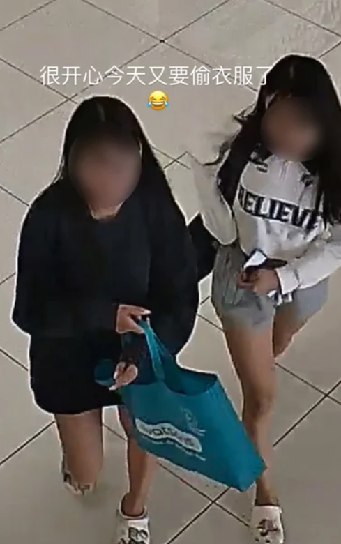2 girls from Singapore nabbing clothes worth up to RM700 at a boutique in JB. 