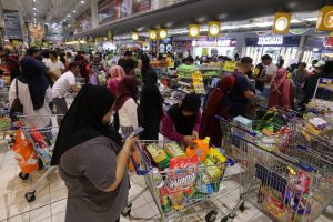 All the customers were queuing to make purchases using SARA aid