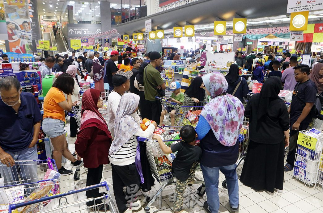A large shopping crowd also turned up at the MYDIN outlet in Putrajaya, with long queues forming at the checkout counters early in the morning