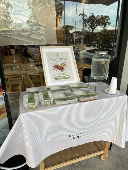 Hak Shan USJ Taipan's "Loving-Heart Bento Station" table set up outside for those truly in need.