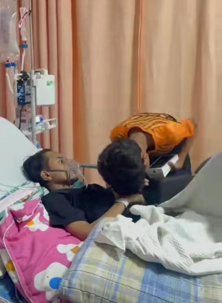 Screenshot from the video shows Aidil was kissing Zafran's hand after received the gift