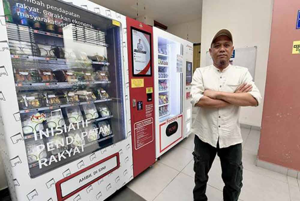 Shahuddin earns RM14k a month selling Nasi Kukus through vending machine