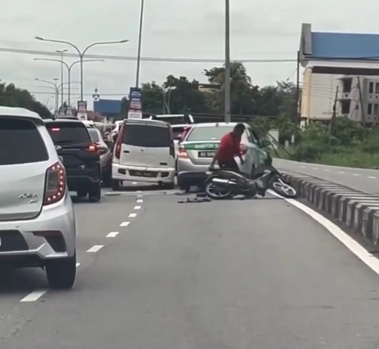 Screenshot from the video shows that the Perodua Kenari trying to force its way through traffic after colliding the motorcyclist on Jalan Oya in Sibu