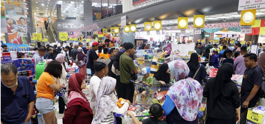 The situation of supermarket when public were using RM100 SARA