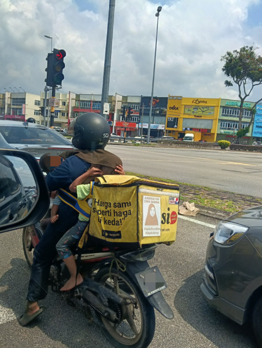 The mother was delivering food while carried her children
