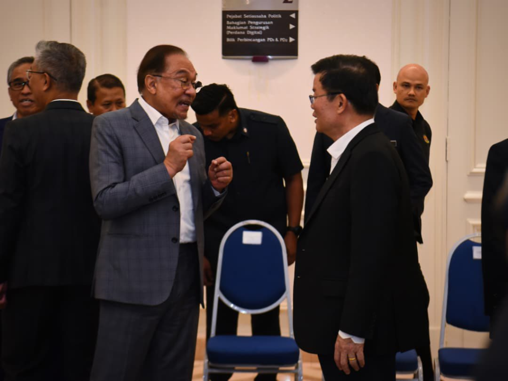 PM Malaysia Anwar Ibrahim was discussing with Penang Chief Minister Chow Kon Yew at the meeting