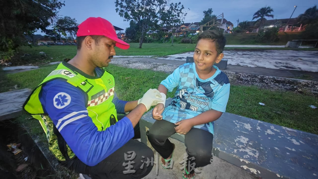 Mohammad Fidaud provides free initial medical services to accident victims