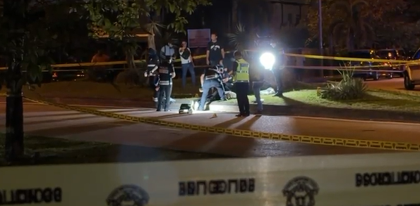 A man dining at a mamak stall in Seremban was ambushed by 2 cars, with multiple gun men shooting him at close range. 
