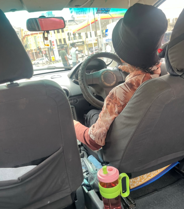A woman was helped by a disabled e-hailing driver