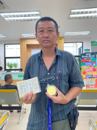 Encik Tan was awarded the Gold Medal for 70 blood donations