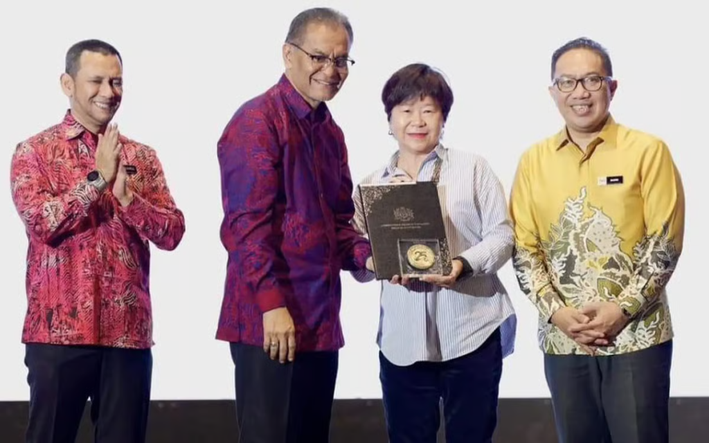 Chin awarded Medal for Life by Health Minister Dzulkefly Ahmad