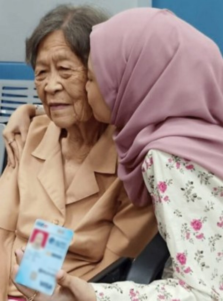 Rohana was kissing her mother's face